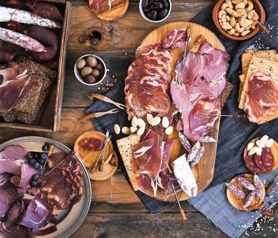 Jamon, mezeluri si delicatese din carne